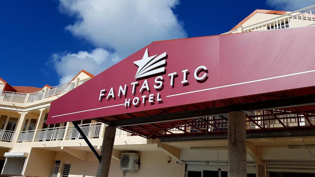 马里戈特Fantastic Hotel的一座建筑,上面标有阅读Famesta酒店的标志