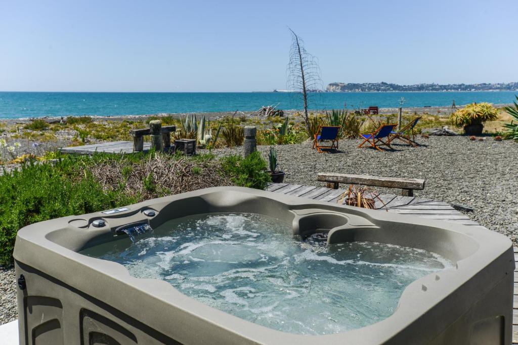 纳皮尔绝对海滨住宿加早餐旅馆的海滩上的一个浴缸