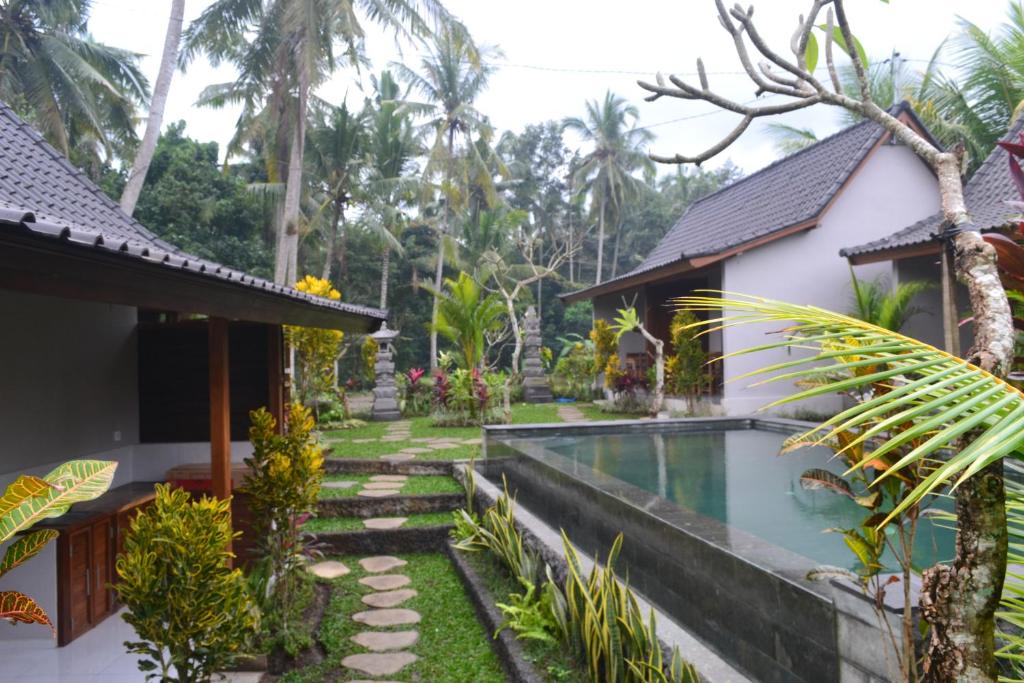 乌布Buda Cottage Ubud的别墅前设有游泳池