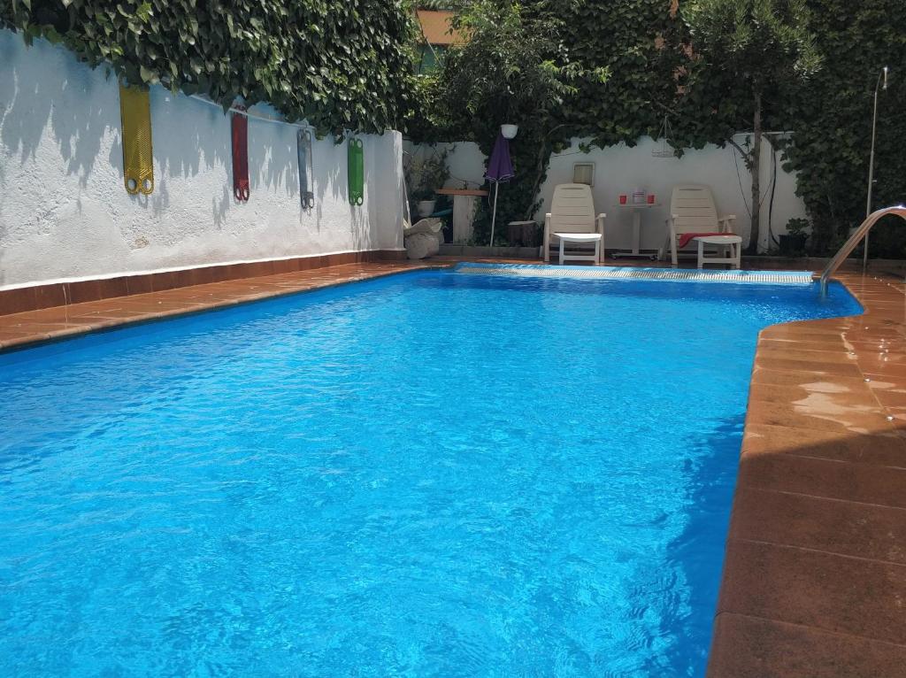 格拉纳达Apartamentos Lara的蓝色海水大型游泳池