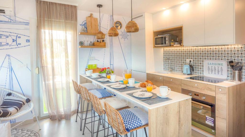 木洛希尼Nikky’s BLUE DREAM Apartment的厨房配有桌椅