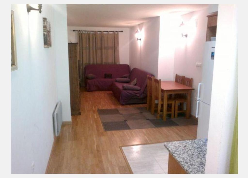 布罗托Completo Broto的客厅配有沙发和桌子