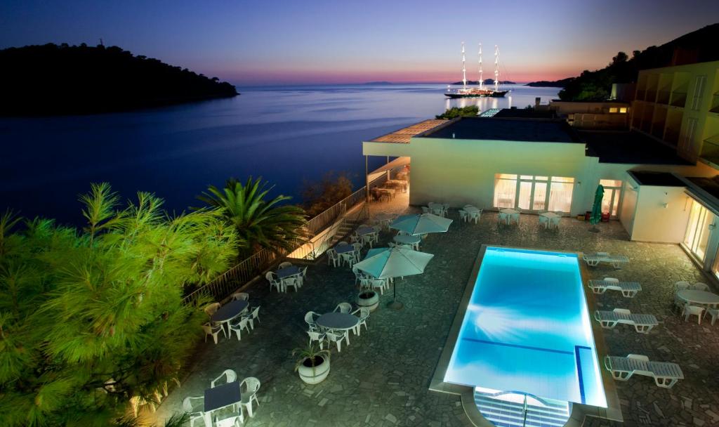 布尔纳阿米尼斯鲁姆酒店的享有带游泳池的度假村的空中景致