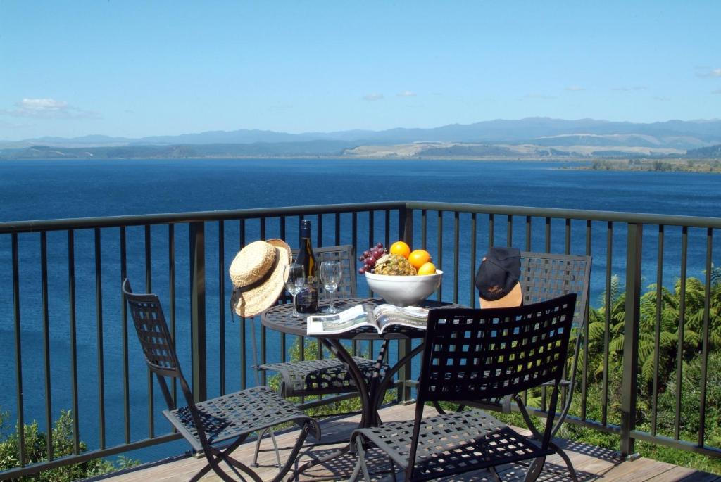 图朗伊奥雷蒂村度假酒店的阳台上的桌椅和一碗水果