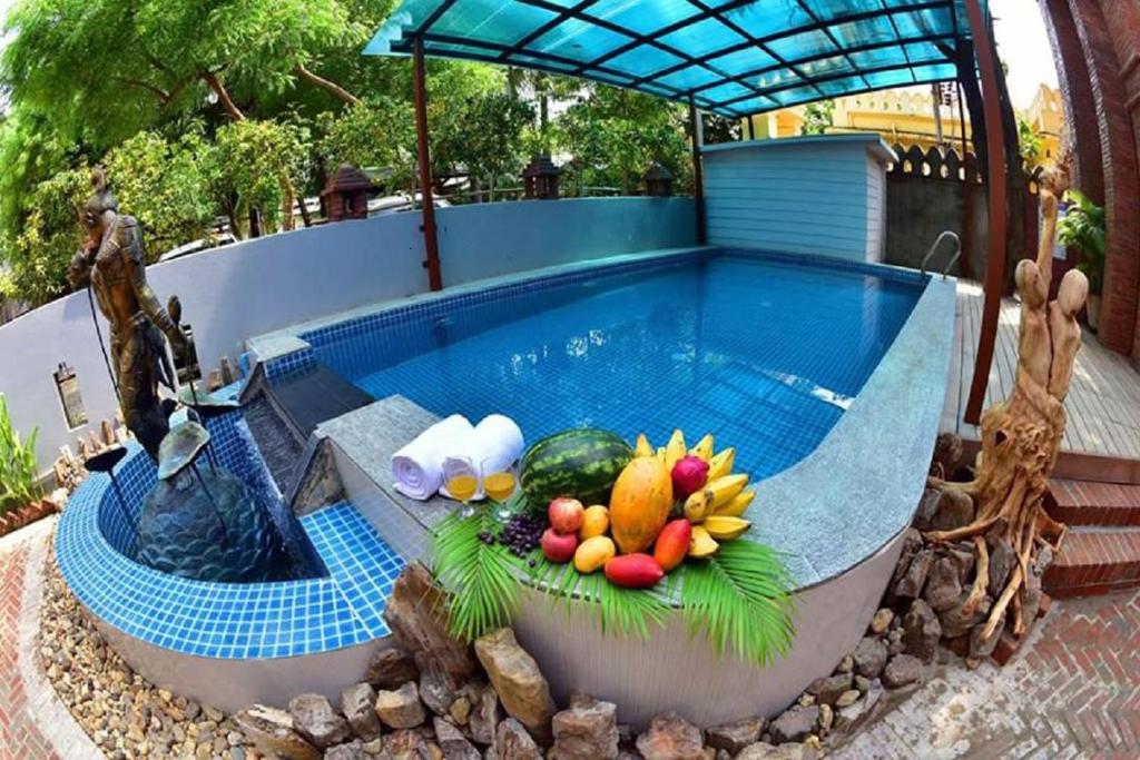 蒲甘北方微风酒店的游泳池上放着一碗水果