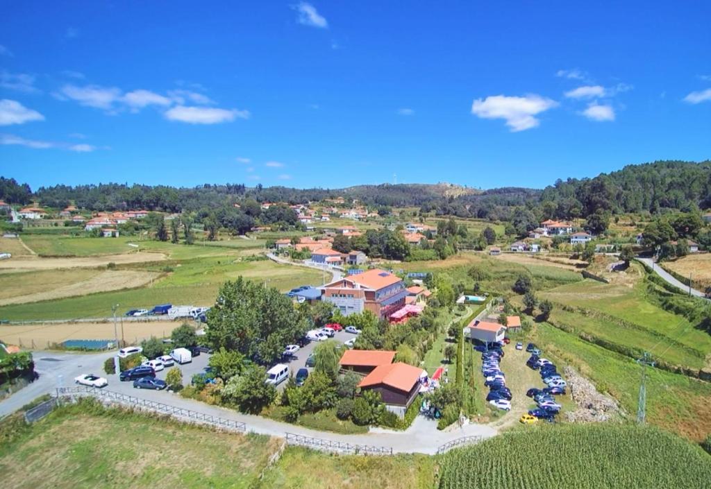 塞洛里库迪巴什图Quinta Da Fontinha的享有度假村停车场的空中景致