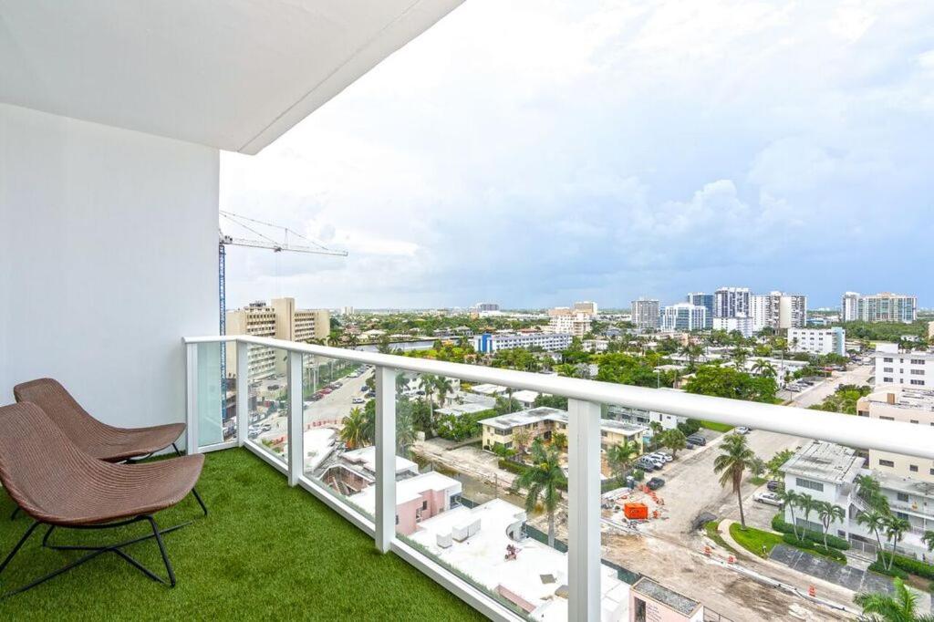 劳德代尔堡Departamento en Tiffany House Fort Lauderdale beach Miami的市景阳台(带椅子)