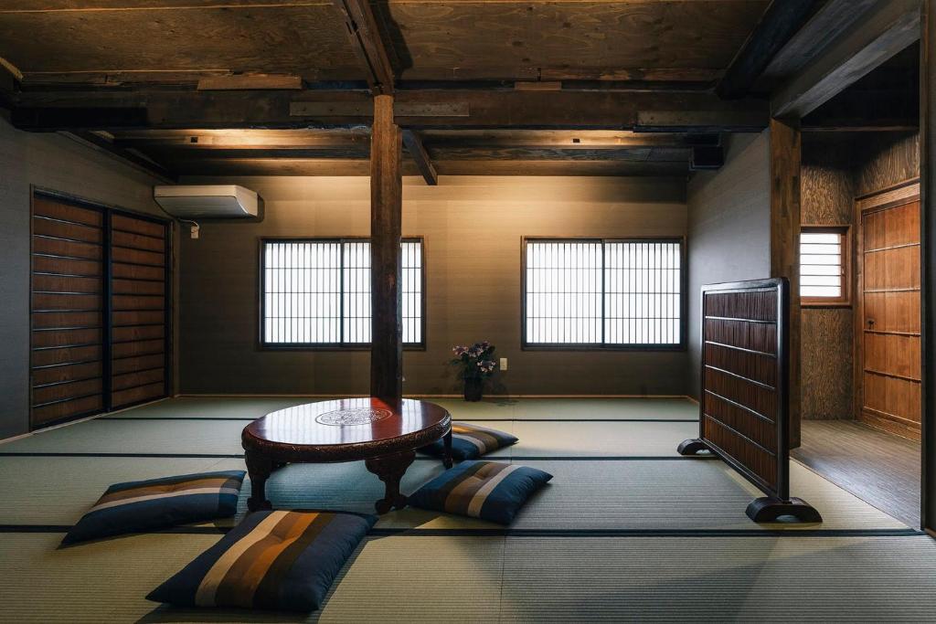 京都京都叶月宾馆的一间客房内配有桌椅的房间