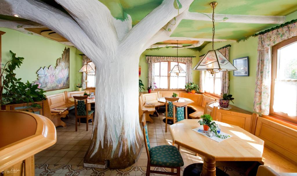 哈特贝格Der Schildbacherhof的餐厅天花板上涂有树