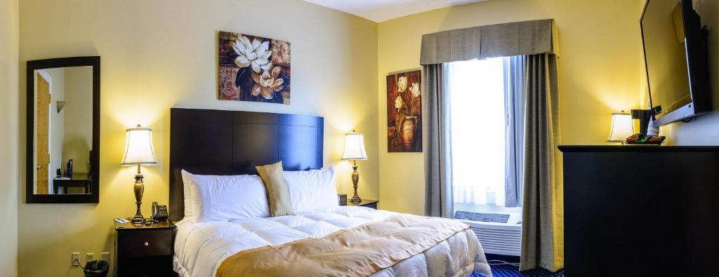 WilmoreAsbury Inn & Suites的一间卧室设有一张大床和一个大窗户