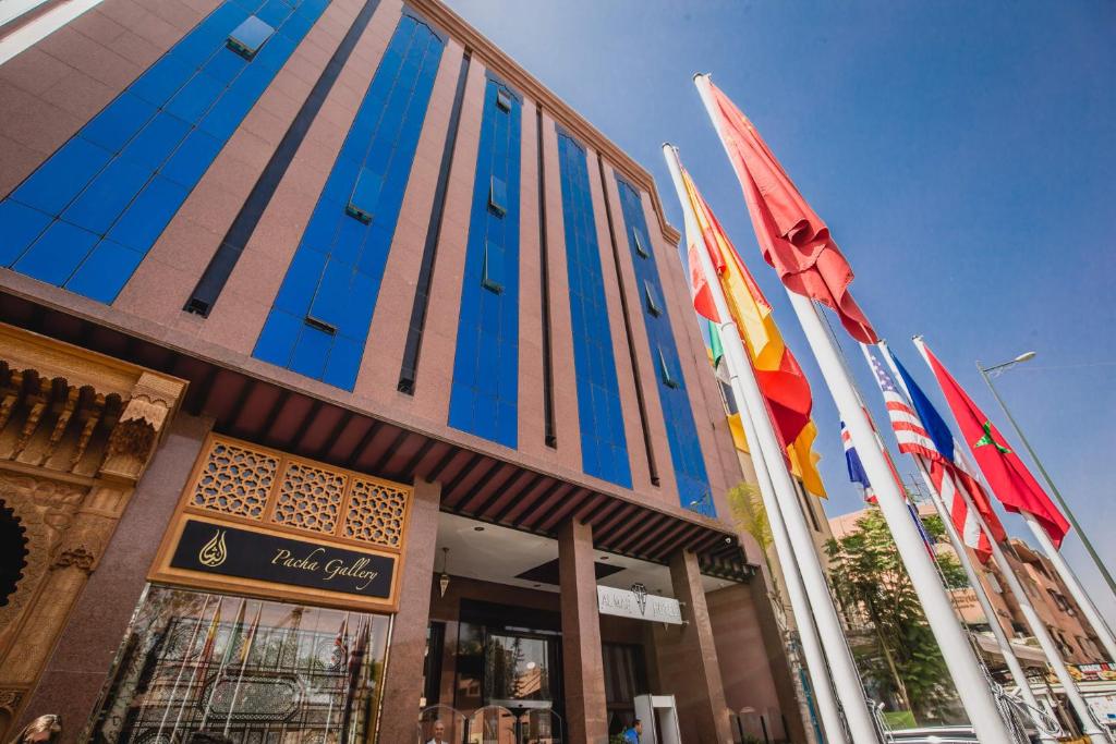 马拉喀什阿尔马斯酒店的前面有五颜六色旗帜的建筑