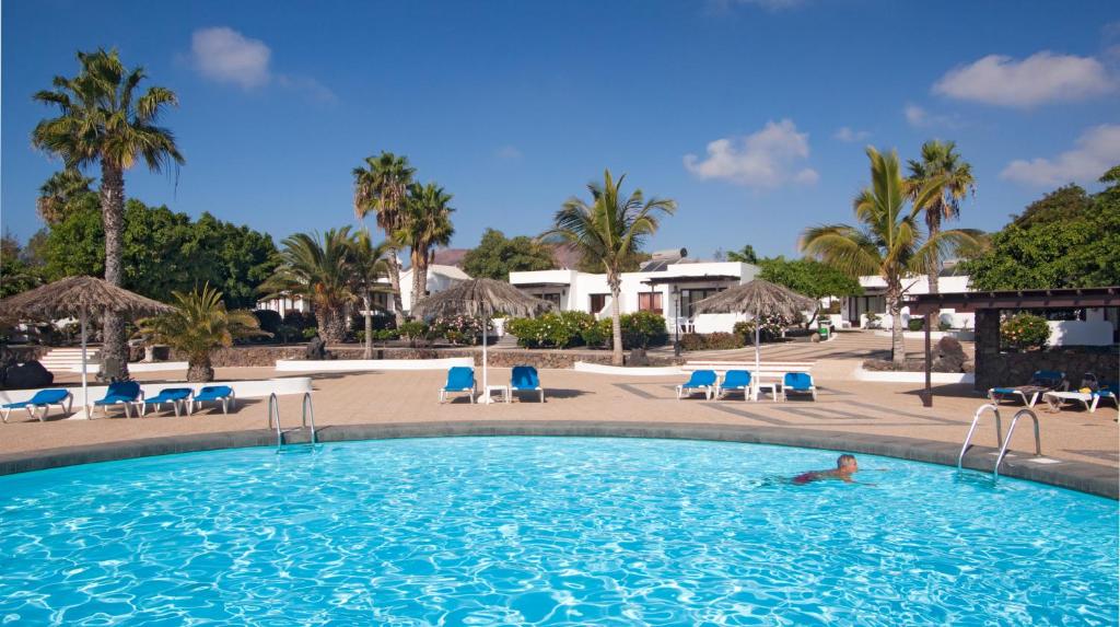 普拉亚布兰卡柠檬海滩洋房酒店的度假酒店游泳池内的人