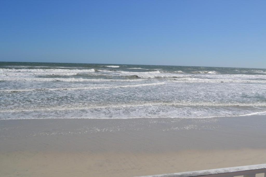 代托纳海滩Daytona Beach studio condo with beautiful Ocean view的站在海边的人
