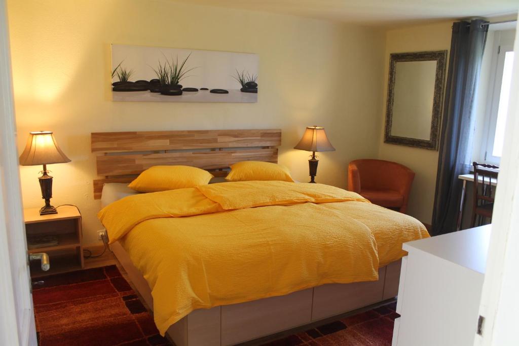 MagadinoCasa Ortensia的一间卧室配有一张黄色毯子床