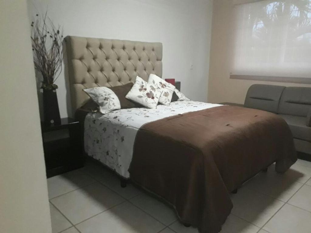 阿卡普尔科Marina Independence - Dpto K-01的一间卧室配有一张大床和枕头