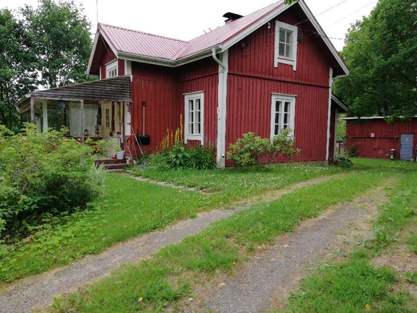 NummiMökki Kujala的前面有一条土路的红色房子