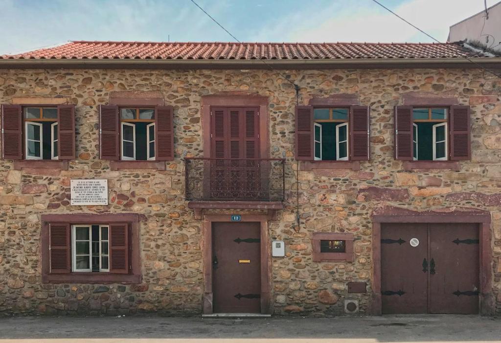 戈伊什Portantiqua, guest house的一座古老的石头建筑,设有门窗