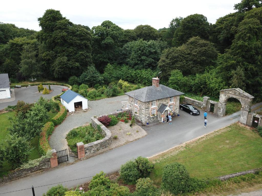 CloverhillCloverhill Gate Lodge的享有花园房屋的空中景致