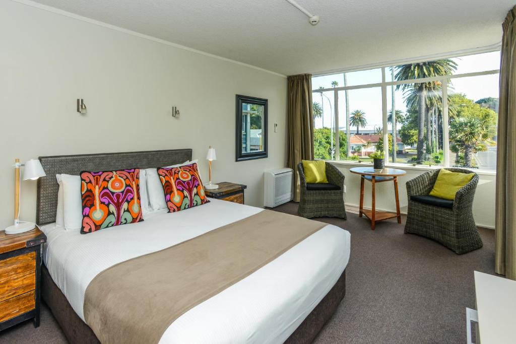 纳皮尔快捷酒店的酒店客房设有一张床和一个大窗户
