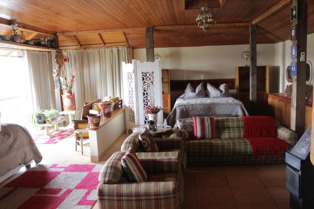 圣若阿金Loft São Joaquim的一间卧室配有一张床、一张沙发和椅子