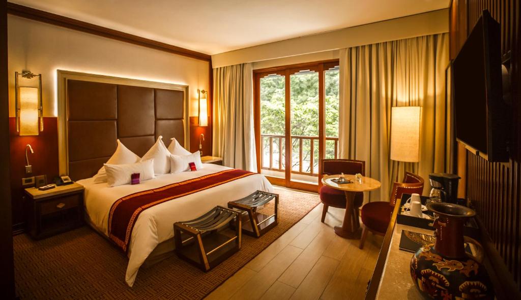 马丘比丘马丘比丘苏马哥酒店的一间设有大床和窗户的酒店客房
