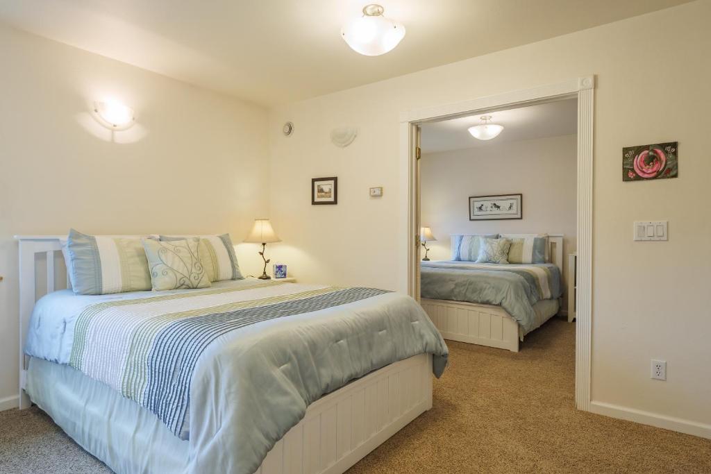 希利Denali Primrose Bed & Breakfast的一间卧室设有两张床和大镜子