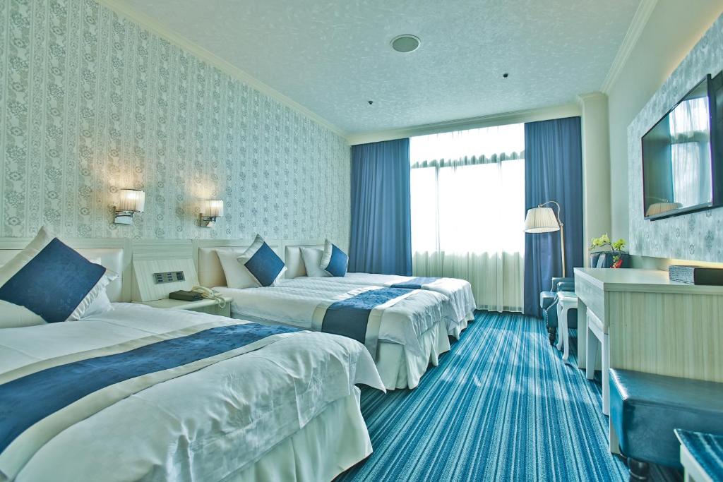 金城浯江大饭店的酒店客房设有两张床和窗户。
