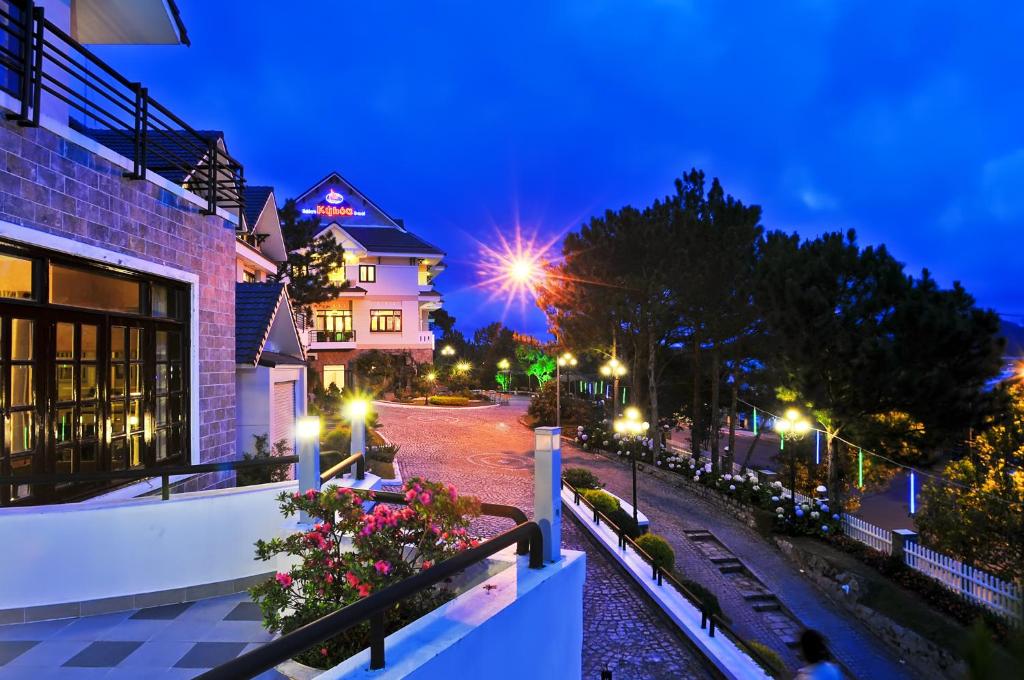 大叻凯华达拉特酒店的享有街道的夜间景致