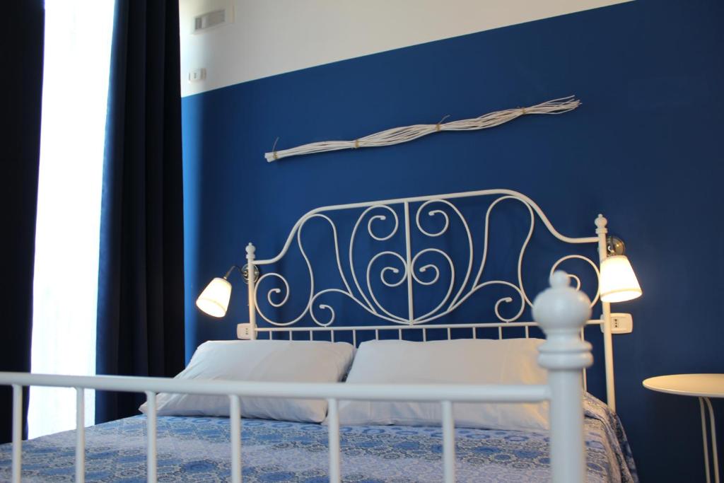 皮佐Angels'Home L&R的一间卧室配有一张蓝色墙壁的床