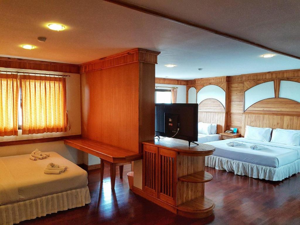 象岛白沙公主酒店的一间卧室配有两张床和一台平面电视