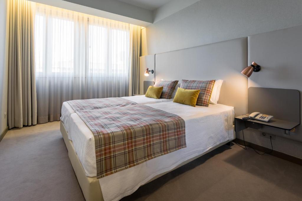 波尔图WOT Porto的一间设有大床和窗户的酒店客房