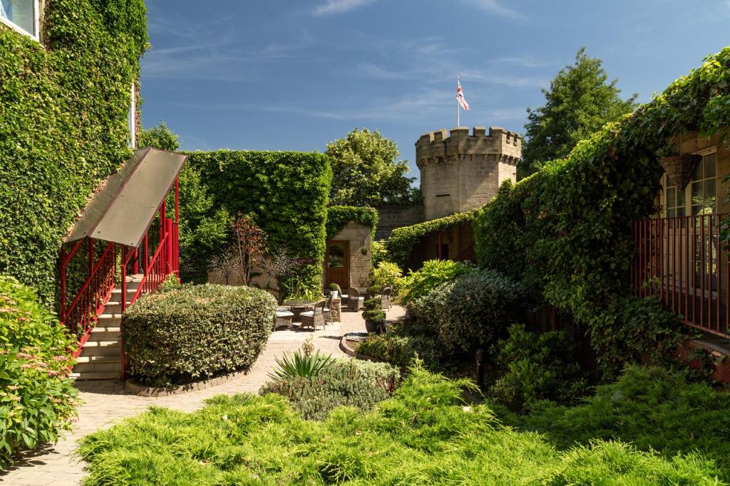 谢菲尔德感索酒店的一座花园,后面是一座城堡