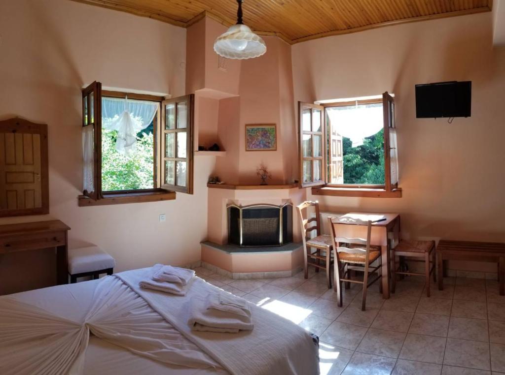 桑加拉达费劳克斯酒店 的一间卧室配有一张床、一张桌子和一个壁炉