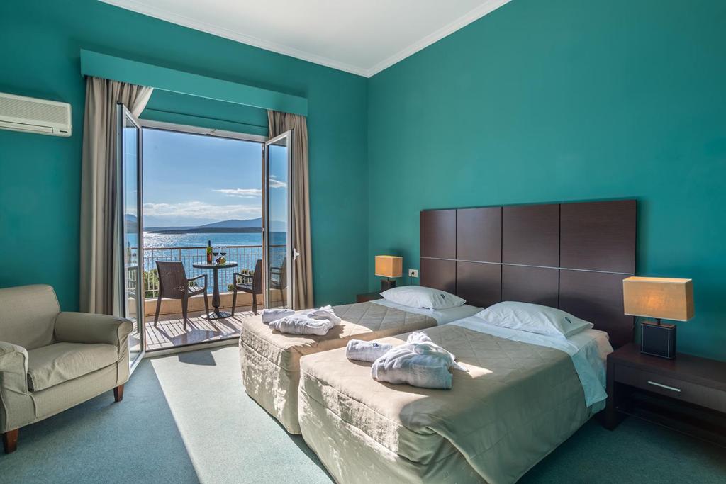 伊泰阿加里尼酒店的一间带大床的卧室和一个阳台