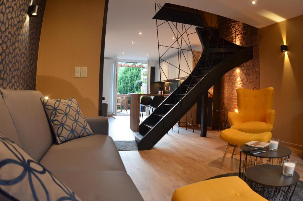 拉罗什-阿登4 rue du Balloir的客厅设有楼梯、沙发和椅子