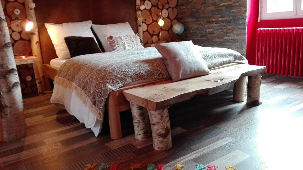 勒蒙多尔艾蒂安别墅酒店的卧室内的一张带木凳的床