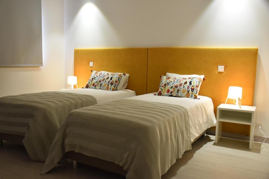 巴塔拉Varandas do Mosteiro的配有2盏灯的酒店客房的2张床