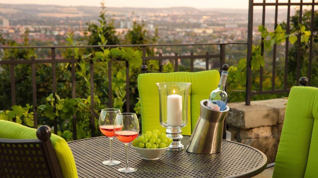 德累斯顿Traumhafte Ferienwohnung im Luisenhof的阳台上配有带酒杯和蜡烛的桌子