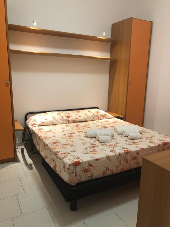 加利波利Appartamenti Gallipoli的一间卧室配有一张床,上面有两条毛巾