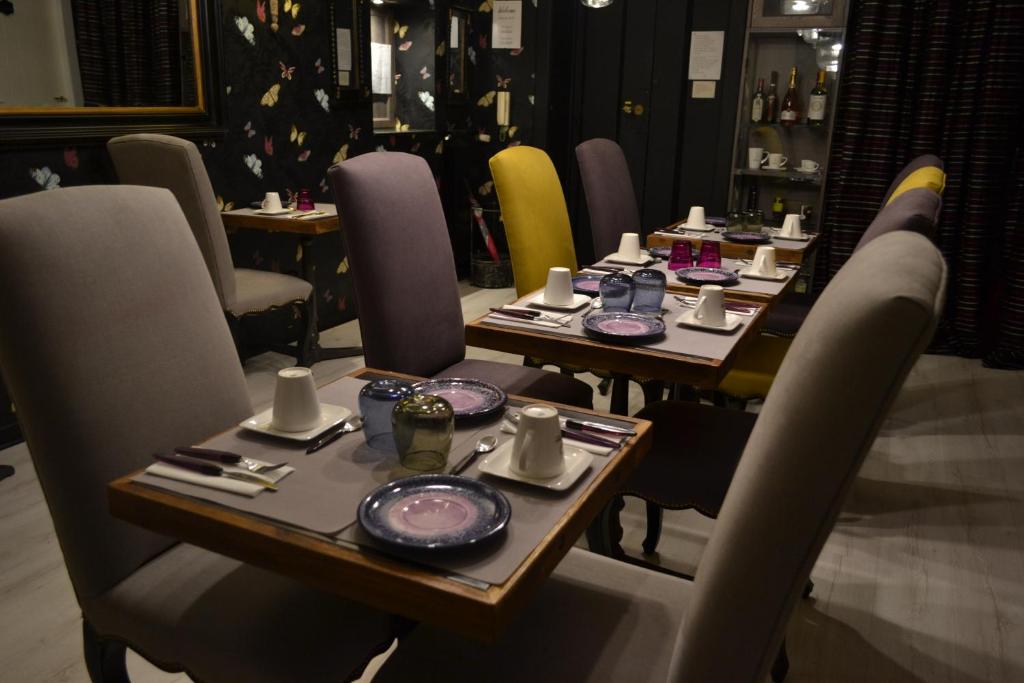 巴里Gatto Bianco Casa Dei Venti的用餐室配有桌椅和餐具