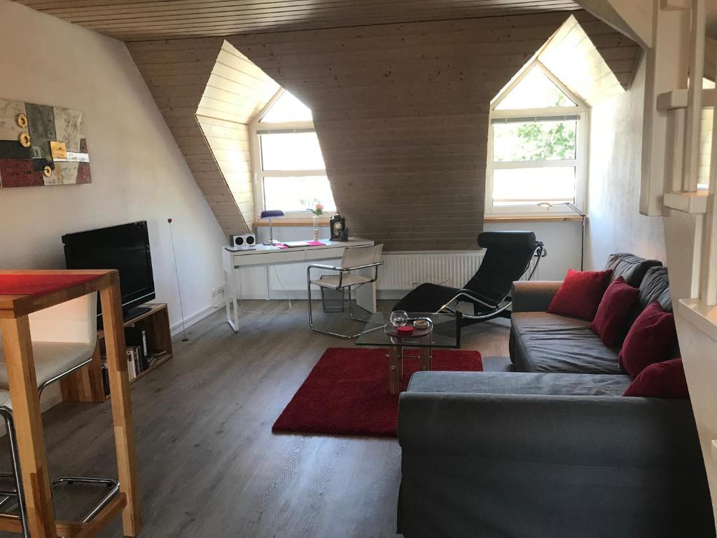 吕讷堡Appartement Ginstertraum的带沙发和2扇窗户的客厅