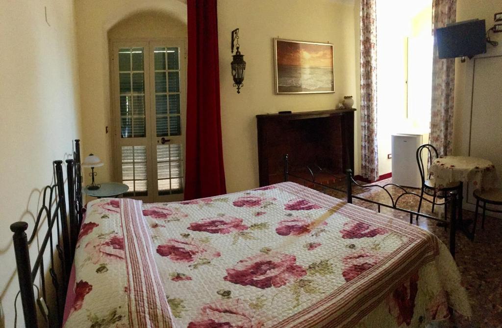 纳尔多Antico Casale Rizzo Nino的一间卧室配有一张床上的鲜花毯子