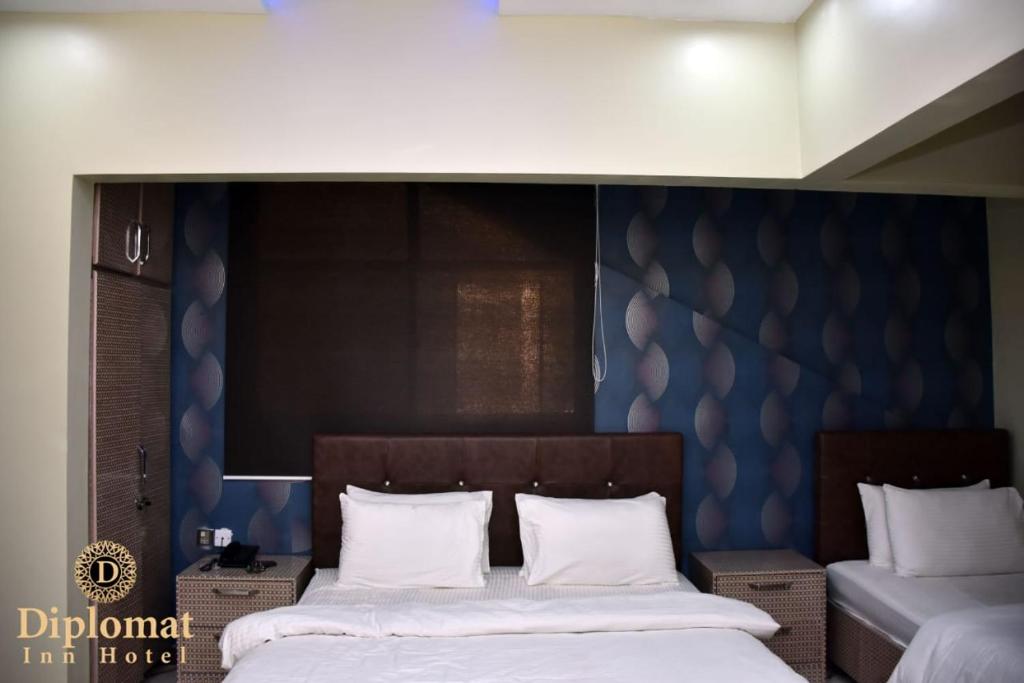 Diplomat Inn Hotel客房内的一张或多张床位
