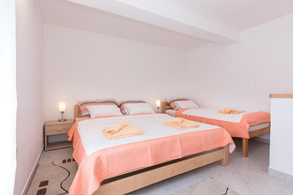 里斯卡Apartman Marija 218的白色墙壁客房的两张床