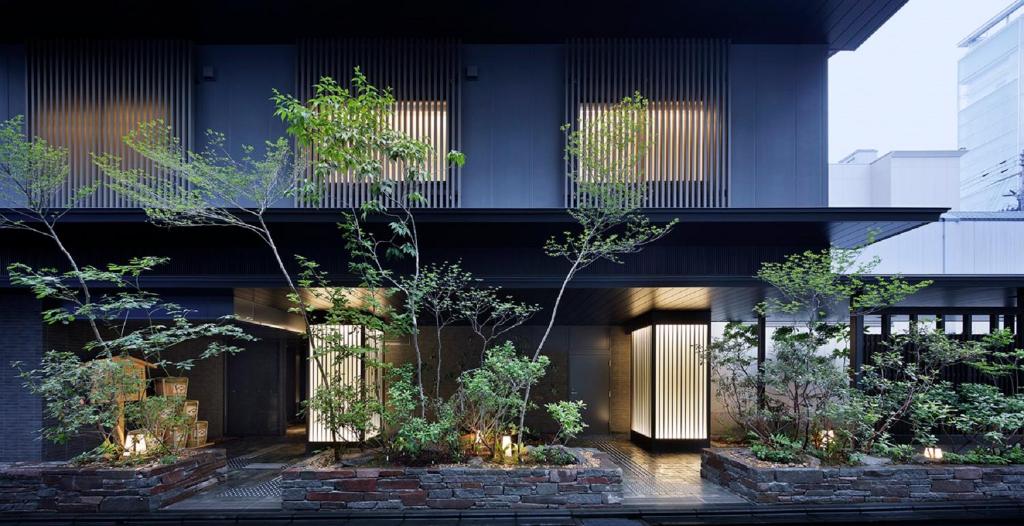 京都京都河原町三条瑞索酒店的一座带树木和植物庭院的建筑