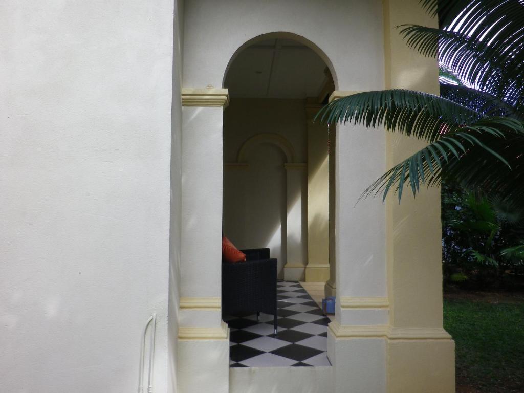 飞鱼湾Villa Papaya的黑白格格子楼门厅的走廊