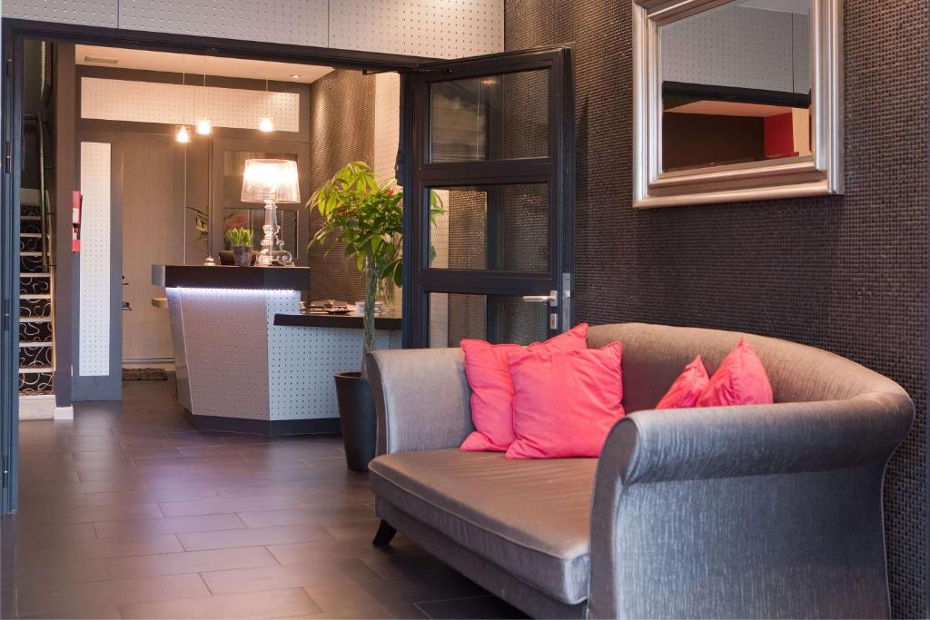布鲁瓦布洛瓦城堡贝斯特韦斯特酒店的客厅配有沙发和粉红色枕头