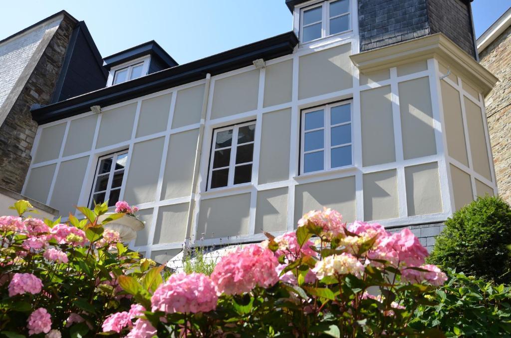斯帕Le Petit Maur的前面有粉红色花的房子