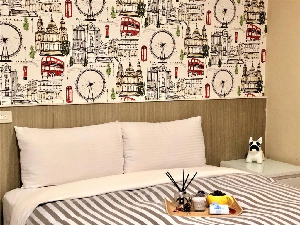 台北西门大饭店的一间卧室配有一张带时钟的墙壁的床