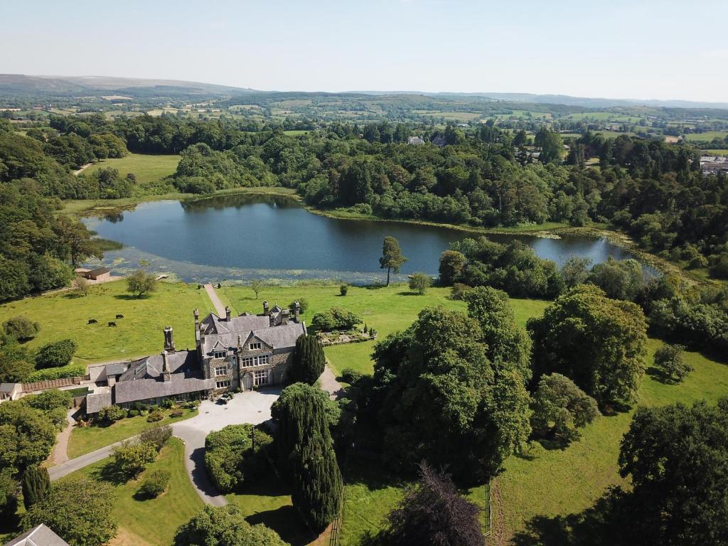 五英里镇Blessingbourne Cottages & Apartments的享有湖景别墅的空中景致